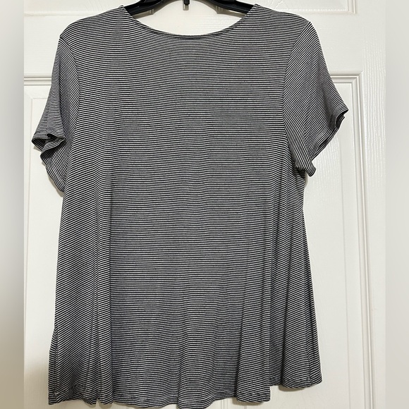 Mossimo tee shirt - Picture 2 of 2